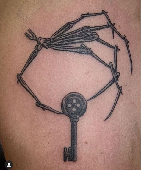 Coraline Needle Hand Tattoo, Other Mother Hand Tattoo, Coraline Key Tattoo Ideas, Horror Tattoos Simple, Coraline Hand Tattoo, Caroline Tattoo Tim Burton, Coraline Button Tattoo, Caroline Tattoo Ideas, Matching Coraline Tattoos