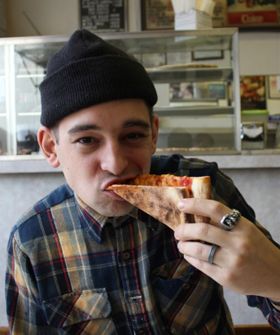 this guy ate at all 362 pizza shops in manhattan and i want to marry him Nutella Pizza, Pizza Drawing, Creamy Pesto Pasta, Late Night Dinner, Local Pizza, New York Pizza, America Food, Chicken Slices, Eating Pizza