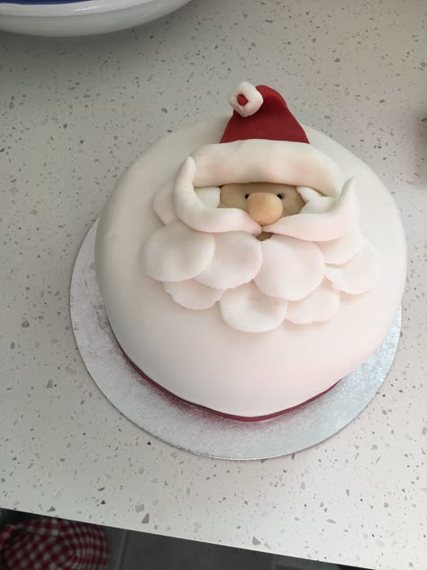 Simple Christmas Cake Designs, Easy Christmas Cake Decorating Ideas, Simple Christmas Cake, Christmas Cake Decorating Ideas, Easy Christmas Cake, Christmas Cake Decorating, Easy Christmas Cake Recipe, Xmas Cakes, Christmas Bakes