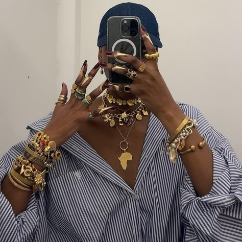 Chunky Maximalist Jewelry, Styling Gold Jewelry, Chunky Jewelry Aesthetic Outfit, Jewelry Maximalist Outfit, Gold Jewelry Maximalist, Maximalist Jewelry Outfit, Chunky Gold Jewelry Outfit, Maximalist Jewelry Gold, Cool Jewelry Aesthetic