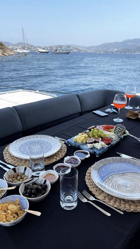 Breakfast On Yacht, Rich Yacht Aesthetic, Yacht Lunch Aesthetic, Yacht Day Aesthetic, Yacht Life Aesthetic, Yachting Aesthetic, Yacht Party Aesthetic, Luxury Yacht Aesthetic, Yacht Food