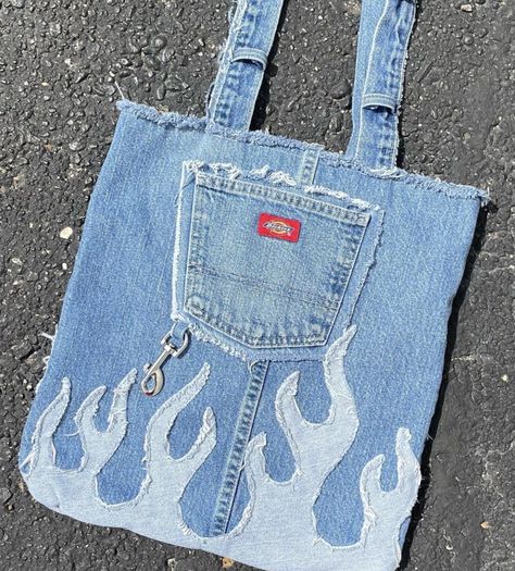 Denim Design Ideas, Diy Denim Wallet, Thrift Diy, Refashion Jeans, Diy Bags Jeans, Couture 2024, Ropa Upcycling, Denim Wallet, Denim Bag Diy