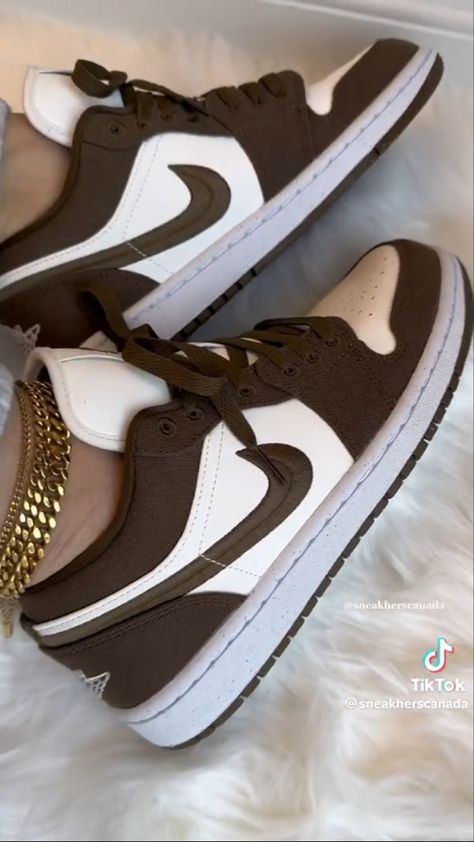 Jordan 1 Low Light Olive, Air Jordan 1 Low Brown, Brown Jordans, Jordan 1 Low Women, Air Jordan 1s, All Nike Shoes, Tenis Nike, Sneaker Lovers, Cute Nike Shoes