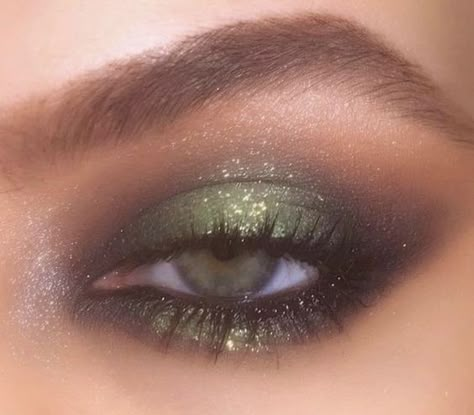 Green Forest Makeup, Renfaire Makeup Ideas, Snake Eye Makeup, Forest Green Makeup, Ren Fair Makeup, Fairy Core Makeup, 90s Eye Makeup, Mystical Makeup, Prom Eyes