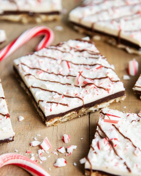 Peppermint Bark Cracker Toffee Saltine Cracker Christmas Bark, Peppermint Bark Graham Crackers, Soda Cracker Bark, Sofa Cracker Bark, Peppermint Graham Cracker Bark, Best Christmas Cracker Toffee, Christmas Bark Recipes Saltines, Peppermint Cracker Bark, Graham Cracker Peppermint Bark