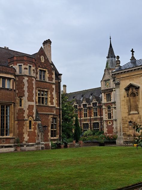 Cambridge Dark Academia, Cambridge University Aesthetic, Cambridge Aesthetic, Dark Academia Building, Ivy League Colleges, Cambridge College, Cambridge School, The Theory Of Everything, Cambridge Uk