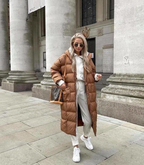 How Style Icons Wear Trending Duvet Coat Outfits | Fashionisers© Duvet Coat Outfit, Coat 2022 Trend, Brown Puffer Coat Outfit, Beige Puffer Coat Outfit, Long Puffer Jacket Outfit, Puffer Coat Style, Puffer Coat Outfit, Duvet Coat, Puffer Outfit