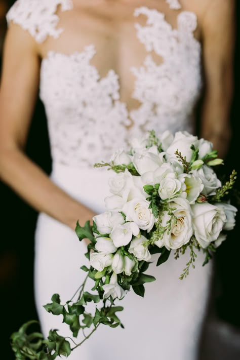 white and green bouquet - photo by Lara Hotz https://ruffledblog.com/chic-australian-wedding-with-greenery-and-gold Wedding With Greenery, Cascading Bridal Bouquets, Cascading Wedding Bouquets, Round Bouquet, Green Bouquet, Australian Wedding, Bridal Bouquet Flowers, White Bridal Bouquet, Groom Looks