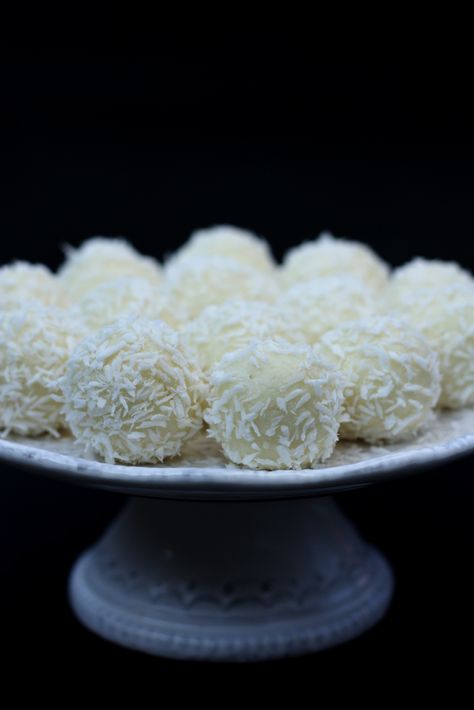 Dolce Fooda: Homemade Raffaello Coconut Balls (Rafaelo kuglice) Homemade Raffaello, Bosnian Recipes, Small Cupcakes, Coconut Balls, Serbian Recipes, Croatian Recipes, How To Roast Hazelnuts, Coconut Cookies, Grand Marnier