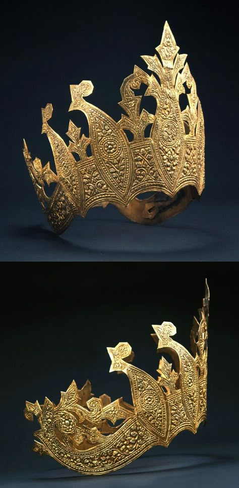 (Indonesia) Crown, gilded copper. Palembang, Sumatra, Indonesia. ca. late 19th to early 20th century.| Such a Crown was probably worn by a noblewoman or dancer at the court of Palembang in southeastern Sumatra. Persian Crown, Filipino Crown, Indian Crown, Headdress Art, Royal Crowns, Historical Jewellery, Ancient Jewelry, Crown Jewels, Royal Jewels