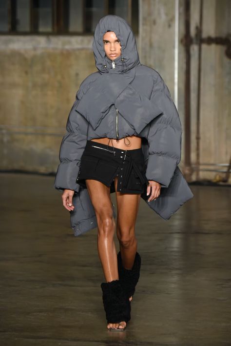 The Micro-Mini Skirt Is Fall 2022's Biggest Trend At NYFW Fashion Week 2022 Runway, Aesthetic Puffer Jacket, New York Fashion Week 2022, Runway Model Aesthetic, Supermodel Aesthetic, Puffer Outfit, Puffer Jacket Outfit, Winter Fashion Jackets, Micro Miniskirt