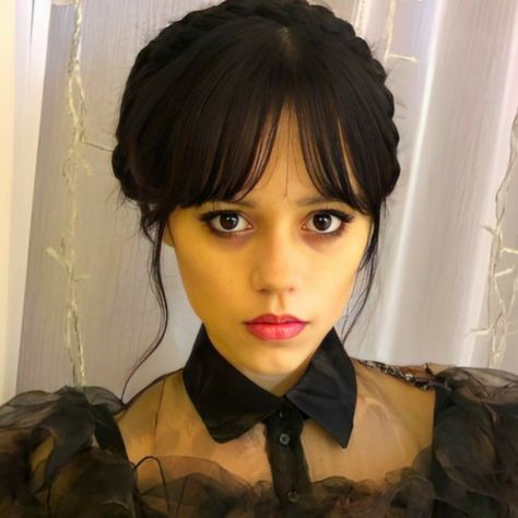 Jenna Ortega Wednesday Addams Makeup, Wensday Adams Hair, Wendsday Hairstyle, Wednesday Updo, Wednesday Adams Hairstyle, Wendsday Adams Makeup, Jenna Ortega Portrait, Wednesday Haircut, Jenna Ortega As Wednesday