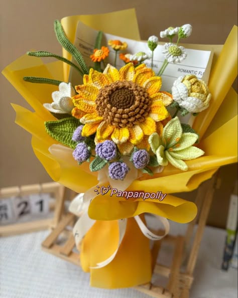 IG: panpanpolly Crochet Vase, Crochet Bouquets, Crochet Flower Squares, Bouquet Crochet, Graduation Bouquet, Bouquet Arrangement, Crochet Tutorial Pattern, Sunflower Bouquet, Crochet Flowers Free Pattern