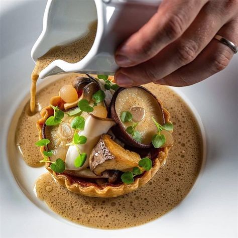 Michelin Food, Mushroom Tart, Food Plating Techniques, Gourmet Food Plating, Michelin Star Food, Pear Tart, Mushroom Dish, Fine Dining Recipes, Star Food