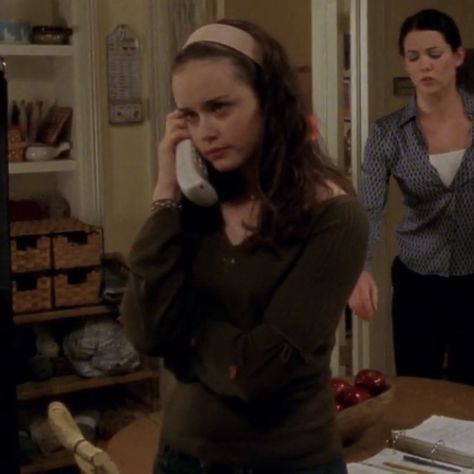 Season 1 Rory, Chilton Rory Gilmore, Rory Gilmore Pfp, Pfp Fall, Rory Gilmore Icon, Chilton Rory, Rory Gilmore Style, Gilmore Girls Outfits, Lorelai Gilmore