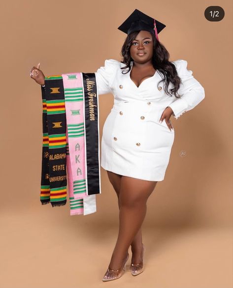 Plus Size Graduation Photoshoot, Curvy Graduation Pictures, Graduation Picture Ideas Plus Size, Plus Size Graduation Pictures Posing Ideas, Plus Size Graduation Outfit College, Plus Size Senior Pictures, Mba Photoshoot, Plus Size Graduation Pictures, Graduation Checklist