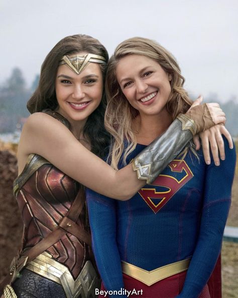 Wonder Woman & Supergirl Melissa Supergirl, Supergirl Dc, Gal Gadot Wonder Woman, Univers Dc, Supergirl And Flash, Melissa Benoist, Katniss Everdeen, Dc Comic, Smallville