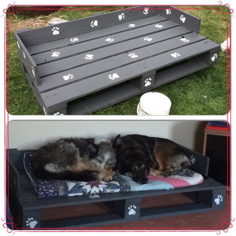 Palette Dog Bed, Outdoor Dog Spaces, Double Dog Bed, Outside Dog Bed, Dog House Diy Outdoor, Pallet Dog Bed, Dog House Ideas, Dog Beds For Large Dogs, Dog Beds Homemade