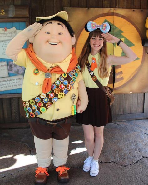 DisneyBound on Instagram: ““The wilderness must be explore! Caw, caw! Raar!” @mydisneylife88 🌳 #disneybound” Disney Characters Costumes Diy, Up Disneybound, Russel Up, Disney Bound Outfits Casual, Disney Dapper Day, Disney Characters Costumes, Caw Caw, Disney Honeymoon, Cute Disney Outfits