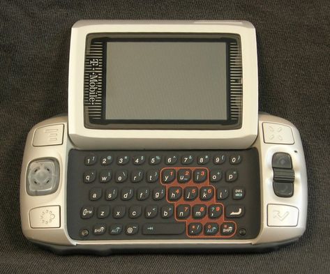 Sidekick Phone Aesthetic, T Mobile Sidekick, Sidekick Phone, 2000s Phone, Blackberry Pearl, Lost Technology, Blackberry Phones, Retro Technology, Y2k Archive