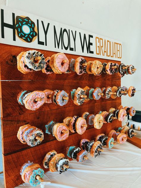 Donut Display Graduation, Donut Wall For Graduation Party, Graduation Donut Bar, Graduation Donut Wall, Donut Graduation Party Ideas, Donut Board Graduation, Donut Bar Graduation Party, Donut Wall Graduation Party, Senior Breakfast Ideas High Schools