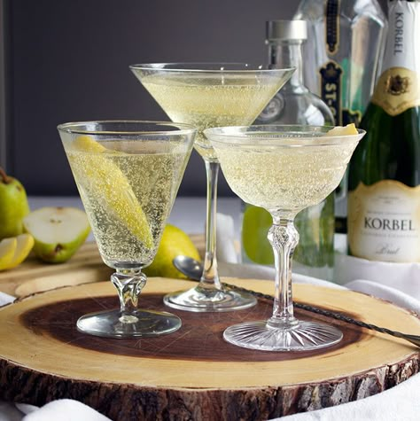 French Pear Martini, Elderflower Liquor, Cocktails Glasses, Pear Martini, Pear Vodka, Martini Olives, Citrus Cocktails, Martini Recipes, Fall Cocktails