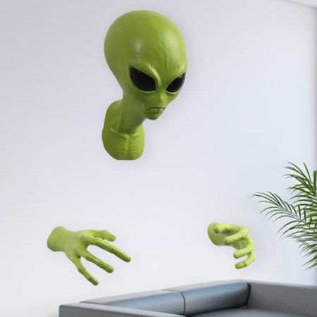 CUTICATE Alien Wall Sculpture Alien Figurine Art Crafts Decorative Collection Halloween Decoration Wall Art Decor for Club Home Office.Creative and unique Halloween decoration alien wall sculpture, spooky and novelty design, adding a weird festival atmosphere to Halloween.The alien figurine is made of premium latex foam material, is lightweight, not easy to break, sturdy and ensures a long time to use.The wall hanging art with 1 head and 2 hands, fine workmanship, will add glamour to your home a Area 51 Halloween Decor, Alien Halloween Decorations, Alien Party Decorations, Weird Room Decor, Funny House Decor, Alien Room, College House Ideas, Funny Room Decor, Scifi Wall