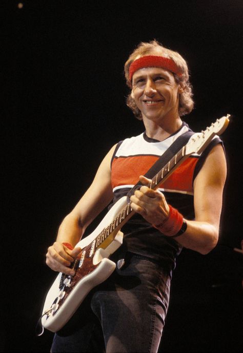 Mark Knopfler, his work with Dire Straits has made him one of the best guitarist in the business. Precise and clear, his leads stand out... Dire Straits Wallpaper, Mark Knopfler, Dire Straits, Rock Festival, Brothers In Arms, Celebrity Singers, Live Rock, Guitar Collection, Musica Rock