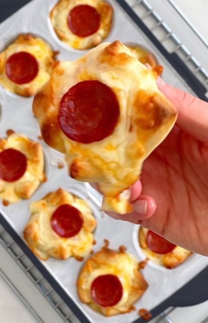 Cute Lunch Box Ideas, Easy Pool Snacks, Mini Pizzas, Appetizers Easy Finger Food, Best Appetizer Recipes, Pizza Bites, Pizza Recipes Homemade, Small Snacks, Delicious Snacks Recipes