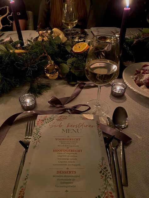 Rich Dinner Party Aesthetic, Christmas Table Set Up Dinner Parties, Christmas Table Astethic, Christmas Dinner Party Food Ideas, Winter Dinner Decor, Christmas Diner Aesthetic, Winter Dinner Aesthetic, Christmas Dinner Party Ideas Decor, Intimate Christmas Dinner