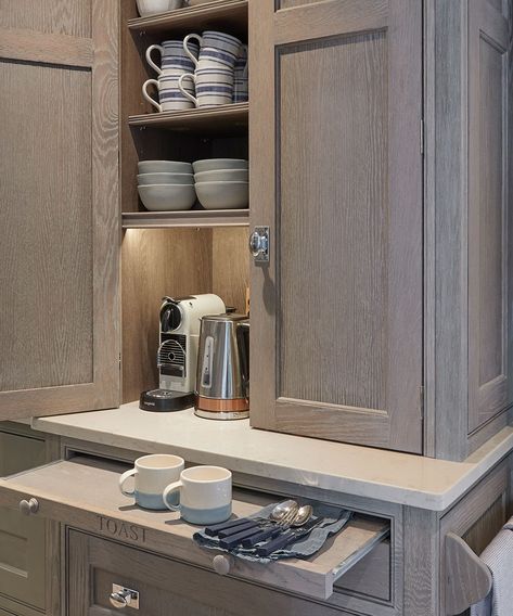 Humphrey Munson Kitchen, Countertop Cupboard, Katharine Pooley, Organiser Cucina, Humphrey Munson, Cupboard Kitchen, Organize Kitchen, Larder Cupboard, Kitchen Pulls