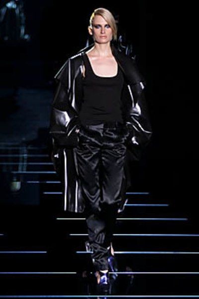 See the complete Gucci Spring 2001 Ready-to-Wear collection. Gucci 1995, Asian Street Wear, Tom Ford For Gucci, 00s Runway, Tom Ford Gucci, Gucci Spring, To Be Continued, Hipster Fashion, Fashion Korean