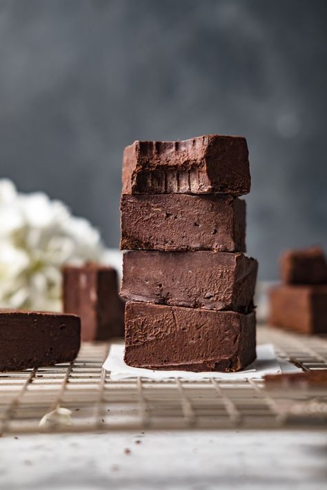 Chocolate Tahini Fudge – Delight Fuel Tahini Fudge, Healthy Chocolate Fudge, Chocolate Tahini, Craving Chocolate, Chocolate Slice, Vegan Candies, Paleo Chocolate, Unsweetened Chocolate, Delish Recipes