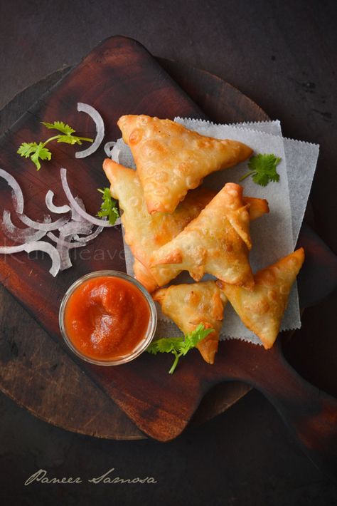 Samosa Dough Recipe, Samosa Photography, Samosa Filling Recipe, Vegetable Samosa Recipe, Samosa Chaat Recipe, Paneer Samosa, Samosa Dough, Cheese Samosa, Chicken Samosa Recipes