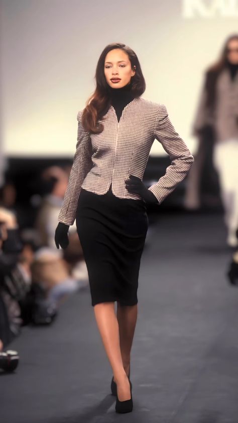 Ralph Lauren 1995, Ralph Lauren Runway, Stylish Business Outfits, Gloves Dress, Model Runway, 90s Runway Fashion, Runway Fashion Couture, Corporate Fashion, Elegant Sophisticated