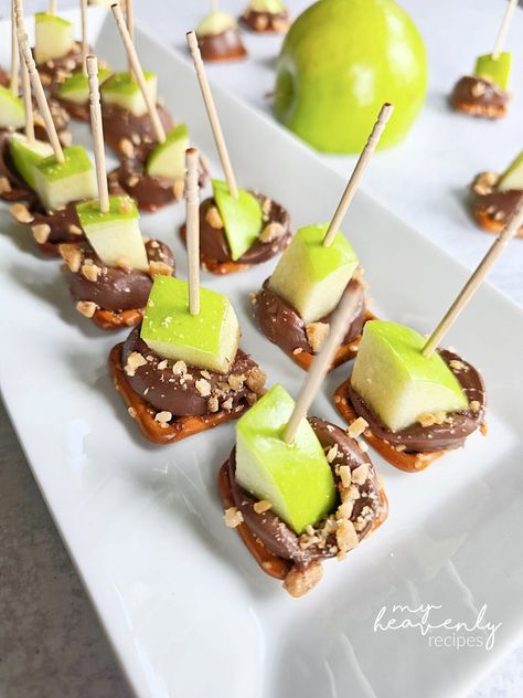 Toffee Caramel Apple Bites Apple Bites Recipe, Caramel Apple Bites, Caramel Apple Desserts, My Heavenly Recipes, Apple Bites, Caramel Bites, Heavenly Recipes, Pumpkin Whoopie Pies, Apple Treat