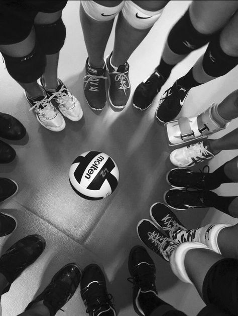 PATINAGEM Volleyball Photography, Volleyball Wallpaper, Volleyball Ball, Volleyball Photos, Volleyball Inspiration, Volleyball Tips, Volleyball Workouts, Volleyball Quotes, Volleyball Drills