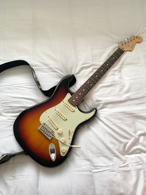 Electric Guitar Fender Stratocaster, Fender Electric Guitar Aesthetic, Fender Stratocaster Aesthetic, Fender Aesthetic, Electric Guitar Stratocaster, Brown Electric Guitar, Gitar Vintage, Strat Guitar, Music Camp