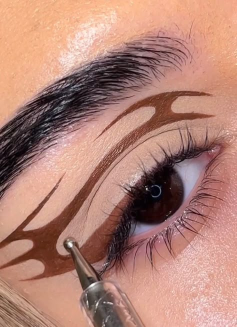 Heavy Eye Makeup, Yellow Eyeliner, Eyeliner Grafico, Abstract Eyeliner, Artistic Eyeliner, Crazy Eyeliner, Trippy Makeup, Black Graphic Eyeliner, Graphic Liner Ideas