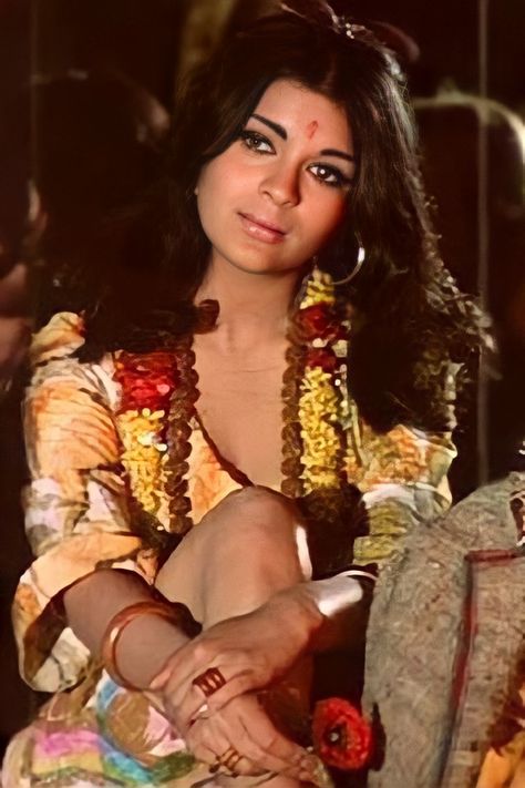 Zeenat Aman Dum Maro Dum, Zeenat Aman 70s, Zeenat Aman Style, Old Bollywood Actress, Bollywood Theme Party, Zeenat Aman, Bollywood Theme, Scorching Sun, Retro Bollywood