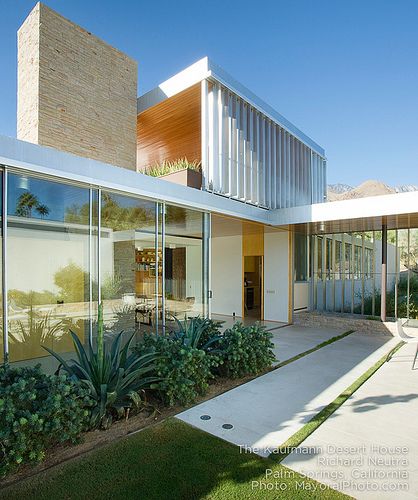 Richard Neutra - Kaufmann Desert House Richard Neutra Architecture, Neutra House, Large Glass Windows, Kaufmann House, Robert Mallet Stevens, California Architecture, A Modern House, Desert House, Richard Neutra