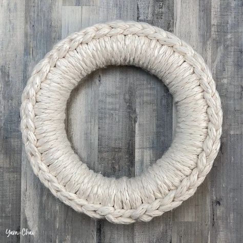 How to Make A Chunky Yarn Wreath Chunky Yarn Wreath Diy, Diy Yarn Wreath Tutorial, Chunky Yarn Wreath, Rope Wreath, Finger Crochet, Crochet Wreath, Jumbo Yarn, Yarn Wreath, Wire Wreath