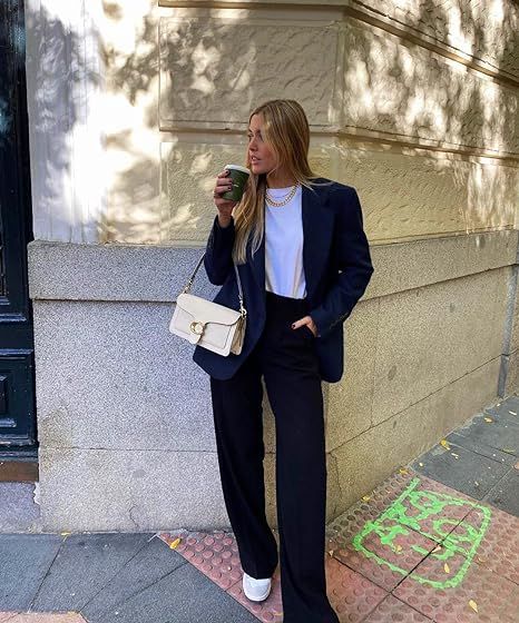 woman stands befor a wall with a coffee in her hand. She wears a navy blue suit with a beige handbag Navy Blazer Casual Outfit, Fall Outfits Old Money, Blazer Casual Outfit, Sleeveless Denim Jacket, Womens Denim Vest, Vest With Pockets, Blazer Casual, Outfit Autumn, My Coffee