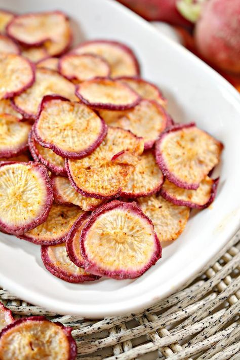 Keto Chips – BEST Low Carb "Potato" Chip Recipe {Easy – Homemade} Radish Chips Keto Cheese Chips, Radish Chips, Keto Chips, Low Carb Potatoes, Zucchini Chips Recipe, Chip Recipe, Potato Chip Recipes, Low Carb Chips, Vegetable Chips