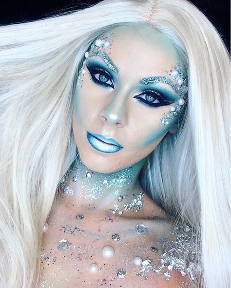 Ice queen ❄️👑💙 Using @gogetglitter and @wonderlandmakeup pigments in Glam and Dazzle. Wig is from @powderroomd 😘 #icequeen #wonderland… Snow Queen Makeup, Ice Makeup, Carnaval Make-up, Ice Queen Costume, Ice Queen Makeup, Pastel Blonde, Fantasy Make-up, Halloweenský Makeup, Halloween Make-up Looks