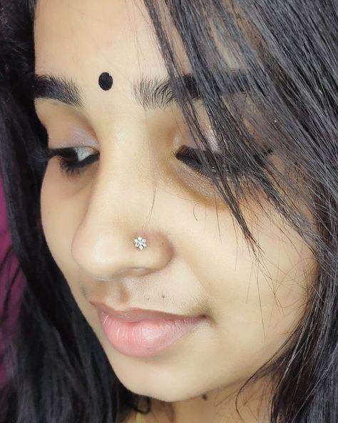 Noserings Indian Gold, Mookuthi Designs Gold, Nosepin Aesthetic, Nose Pin Aesthetic, Gold Nose Pin Design, Nose Ring Aesthetic, Nose Ring Stud Gold, Gold Nose Stud Indian, Nose Pin Indian