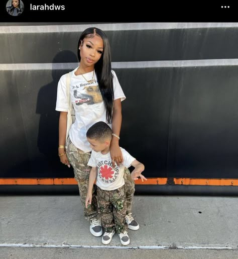 Black Mom And Son Matching Outfits, Boy Mom Black Woman, Boy Mom Outfits, Mommy And Me Outfits Boy, Carti Fits, Boy Mom Pictures, Punk Mom, Mom And Son Matching, Mommy Son Pictures