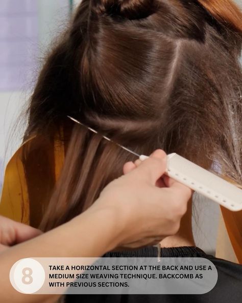 FOILYAGE BREAKDOWN ⬇️⬇️⬇️⬇️⬇️⬇️⬇️⬇️⬇️⬇️ PICTURE 1: Separate a diagonal section from the parting towards the back of the ears. PICTURE 2: Create reverse L shape of the section, towards the nape. PICTURE 3: Take a diagonal section at the face perimeter, backcomb it max 3 times. PICTURE 4: Place the hair on the balayage board and apply product on the length. Use formula A. PICTURE 5: Continue working up to the parting. Place each strand on the foil, to protect the rest of the hair from spotting... Ears Picture, Line Picture, Side Picture, L Shape, Balayage, The Face, Foil, Take That, How To Apply