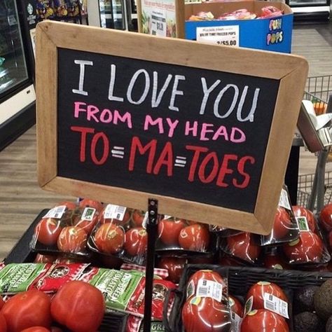 36 Spectacular Pics To Rule The Night - Gallery Greenhouse Signs, Vegetable Signs, English Puns, Dietitian Humor, Garden Puns, Vegetable Puns, Plant Quotes, Funny Vegetables, Produce Displays