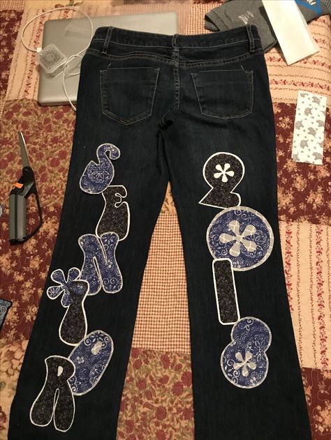 Hoco Pants Ideas, Homecoming Painted Jeans, Jeans Design Ideas, Hoco Overalls, Homecoming Jeans Ideas, Hoco Pants, Homecoming Jeans, How To Make Mums, Homecoming Overalls